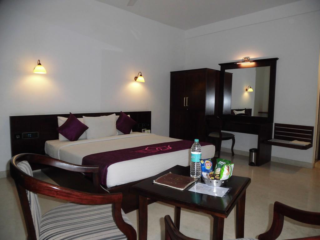 Lakshmi Hotel Thanjavur Room photo
