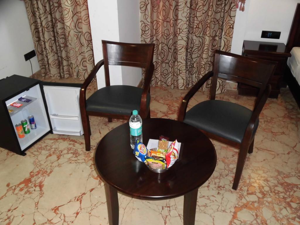 Lakshmi Hotel Thanjavur Room photo