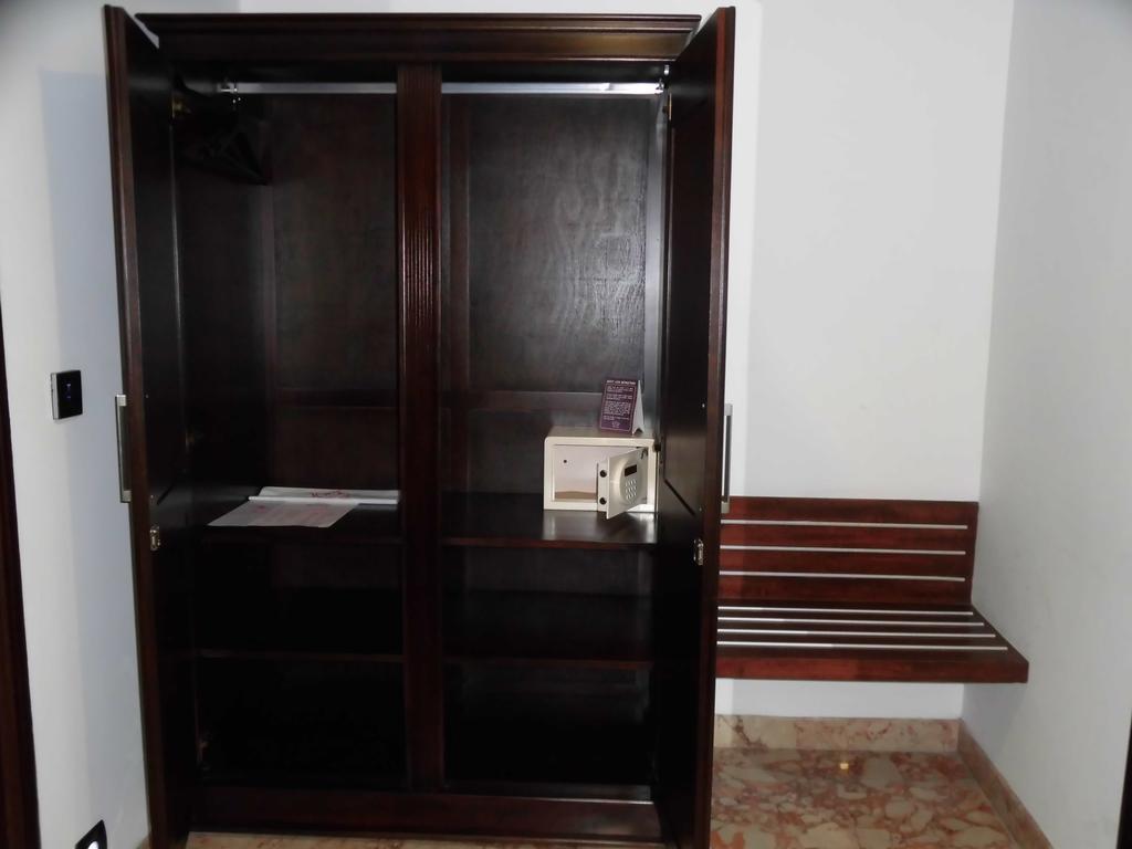 Lakshmi Hotel Thanjavur Room photo