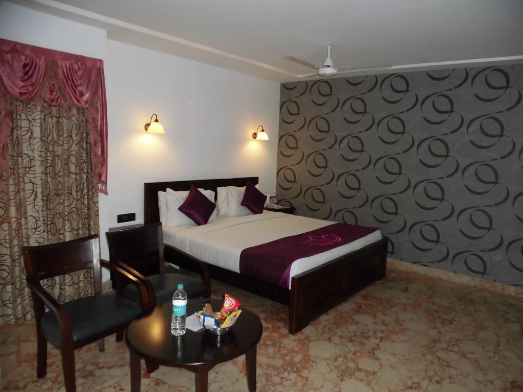 Lakshmi Hotel Thanjavur Room photo